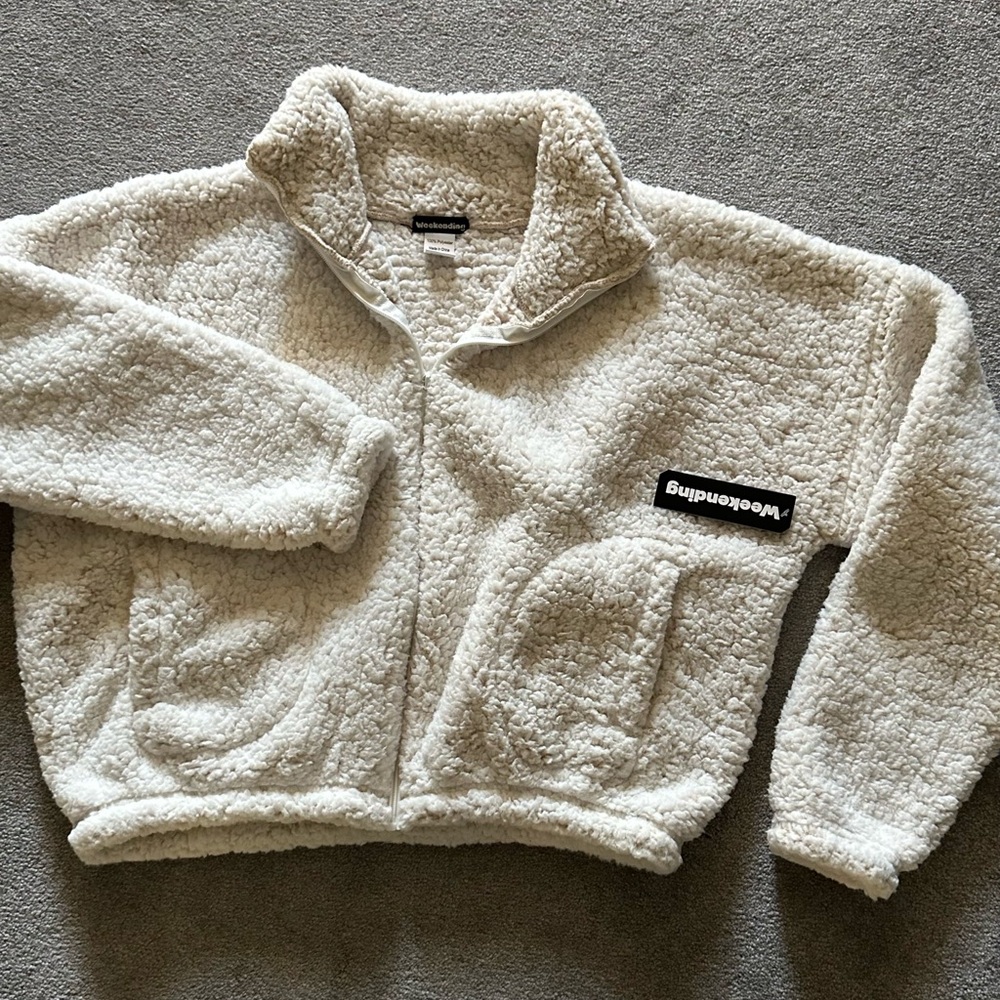 NWT Women’s fuzzy soft cropped jacket w/ pockets and zipper Size L Cream color